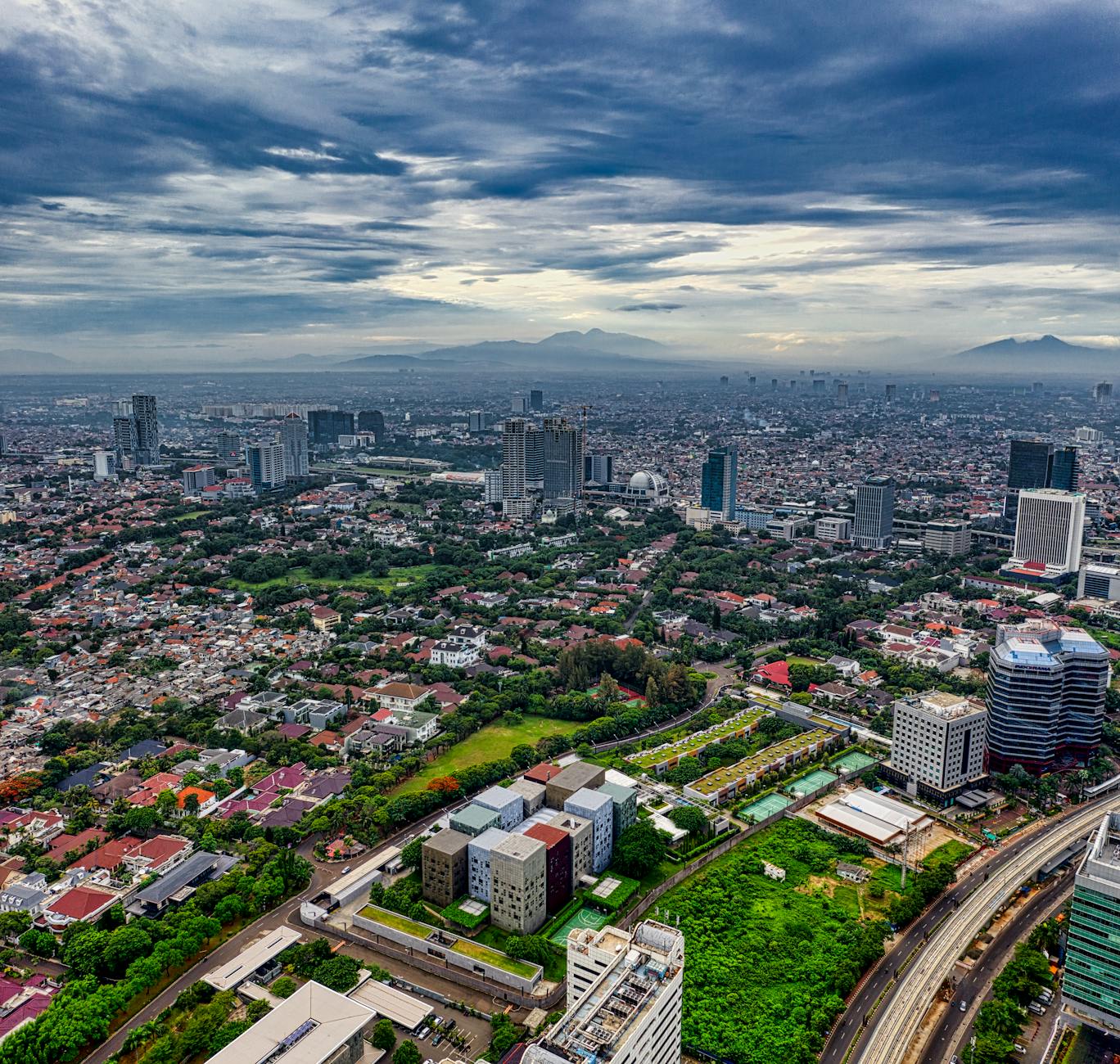 Kantor advokat profesional di Jakarta Selatan dengan tampilan modern dan tim hukum berpengalaman